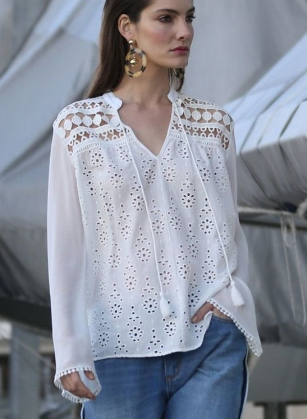 Moda anti-idade: A blusa de laise está de volta!