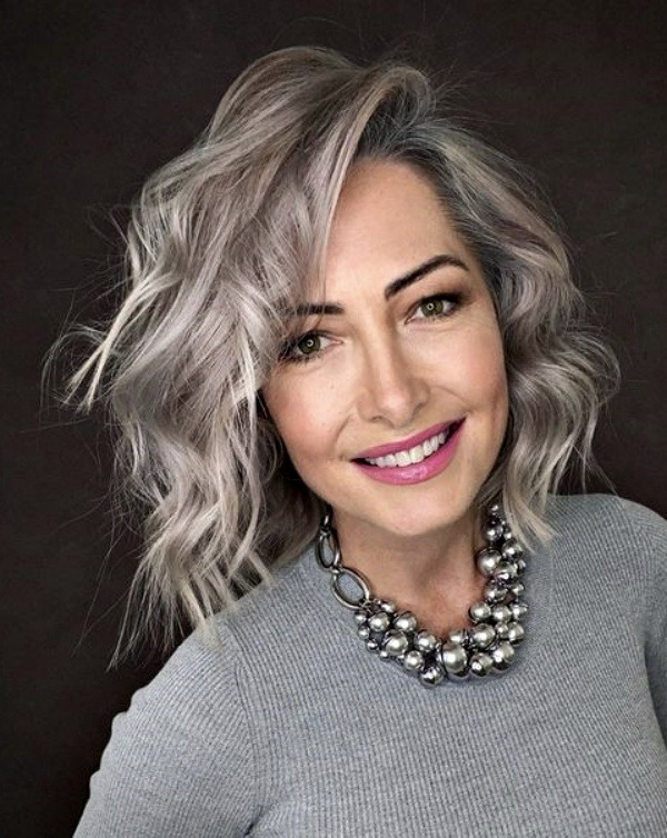 Bem na foto: 18 cortes de cabelo médio ou longo na terceira idade