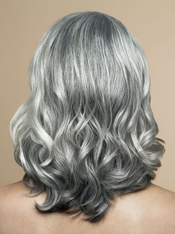 Bem na foto: 18 cortes de cabelo médio ou longo na terceira idade