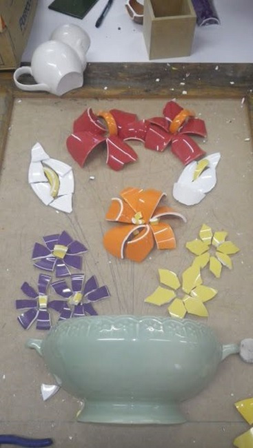 DIY - mosaico picassiette com louças e xícaras quebradas
