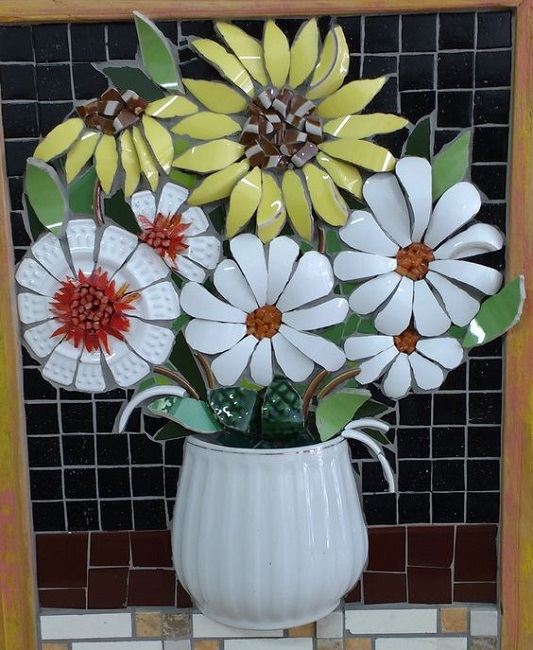 Mosaico com peças de xícaras e louças quebradas - mosaico picassiette