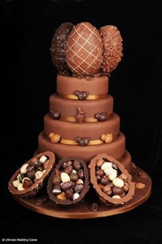 Bolo de Páscoa enfeitado com ovos de chocolate
