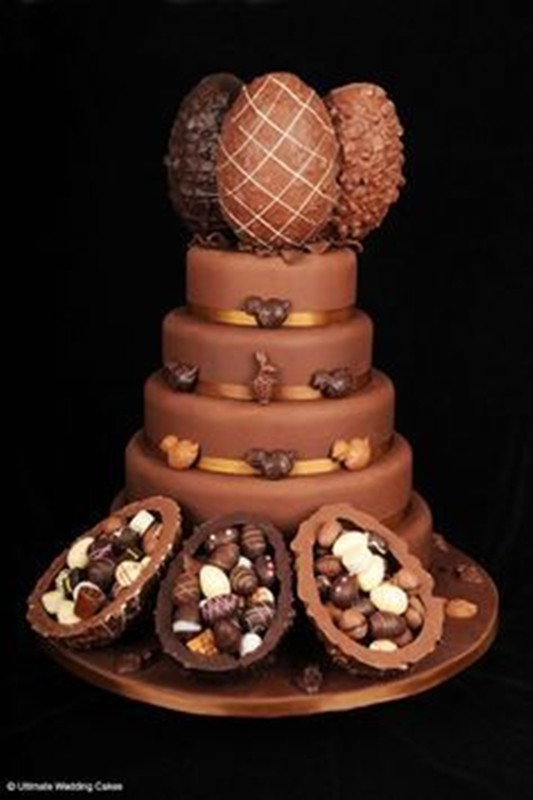 Bolo de Páscoa enfeitado com ovos de chocolate