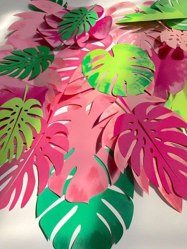 Festa havaiana com flores gigantes de papel