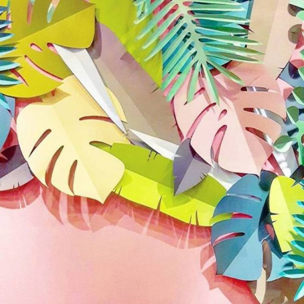 Festa havaiana com flores gigantes de papel