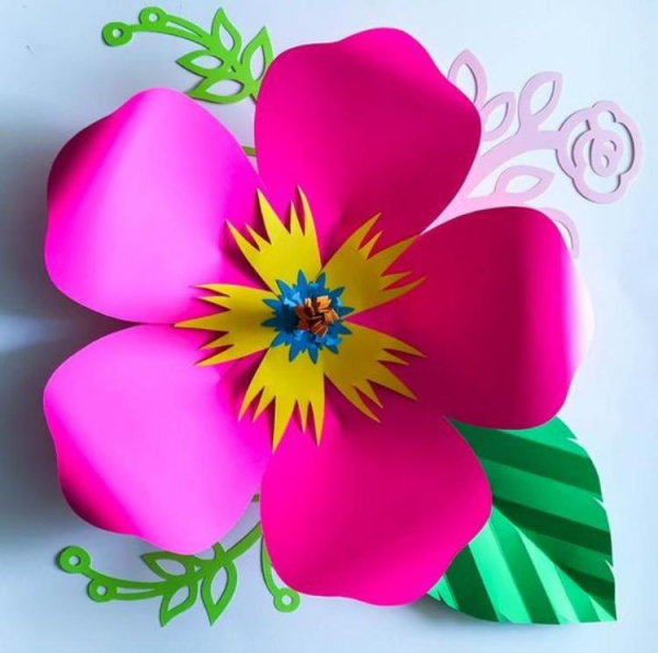 Festa havaiana com flores gigantes de papel