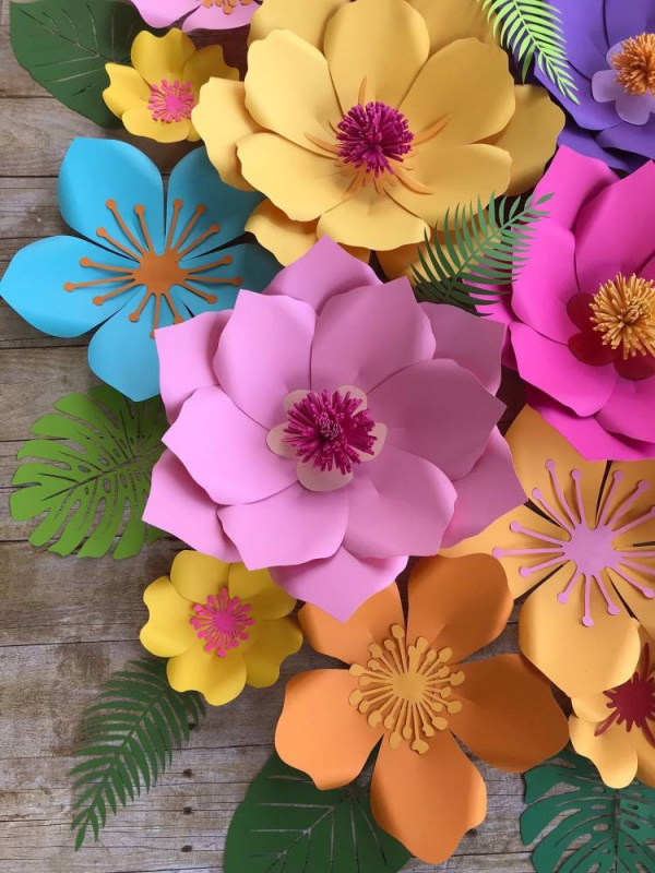 Festa havaiana com flores gigantes de papel