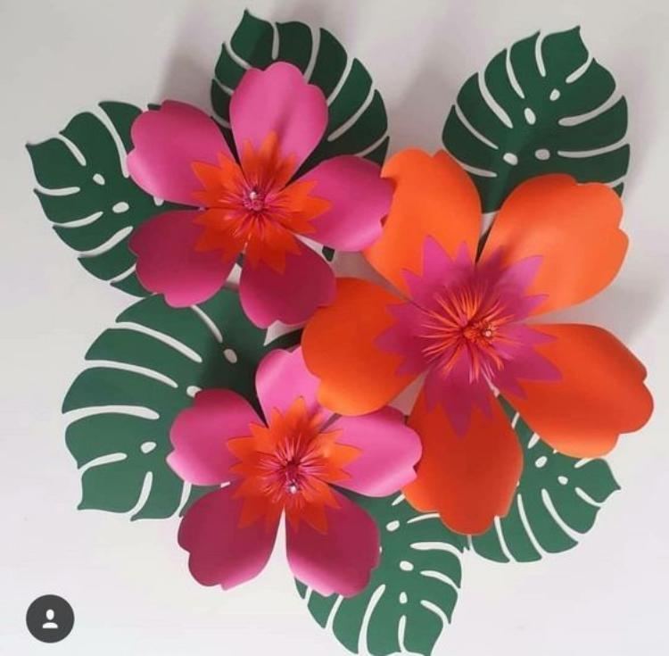 Festa havaiana com flores gigantes de papel