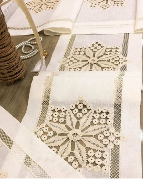 Encante-se: Os belos detalhes em crochê nas toalhas de mesa