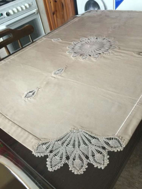 Encante-se: Os belos detalhes em crochê nas toalhas de mesa