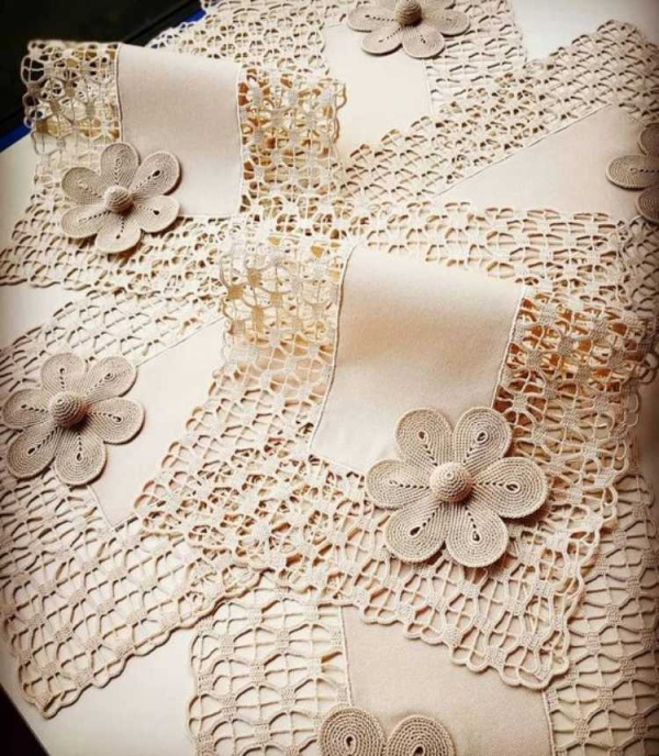 Encante-se: Os belos detalhes em crochê na mesa