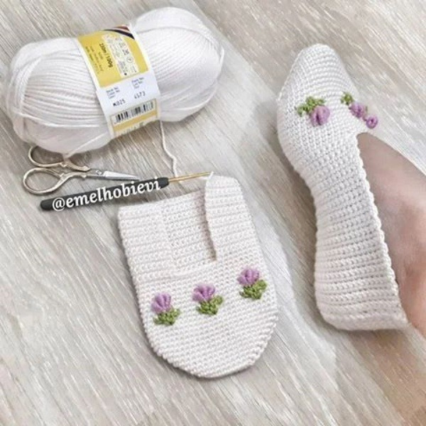 Sapatilhas de tricô ou crochê para ficar em casa