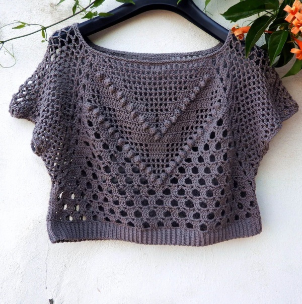As blusinhas de crochê cropped top estão na moda!