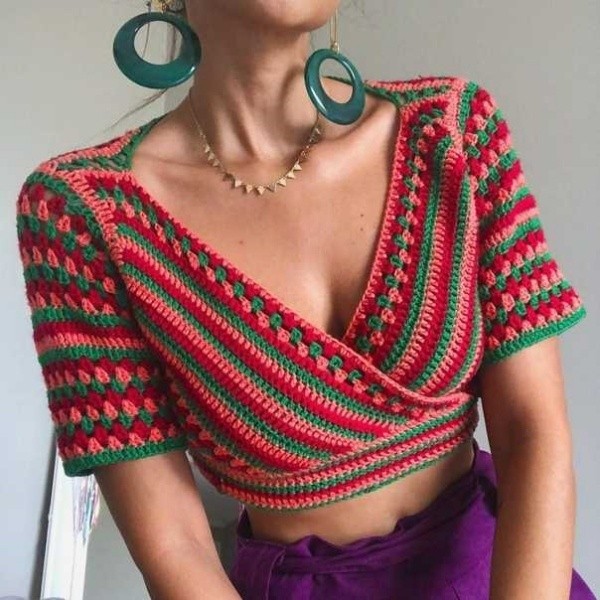 As blusinhas de crochê cropped top estão na moda!