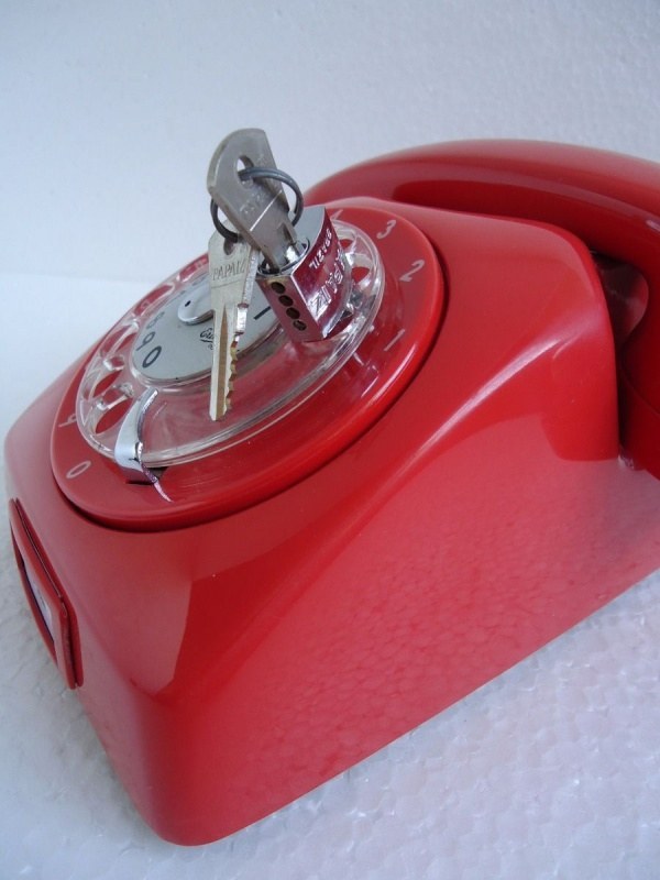 30 de Janeiro - Dia da Saudade - Telefone com cadeado para bloquear ligações