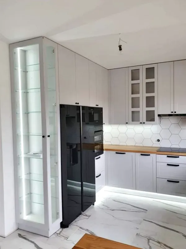 Casa Bonita: Armários de cozinha com porta de vidro