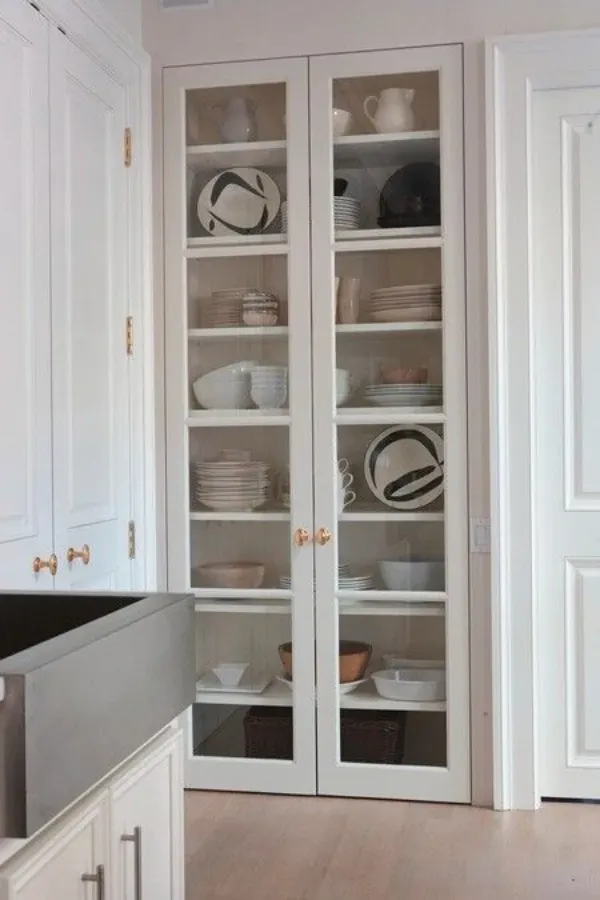 Casa Bonita: Armários de cozinha com porta de vidro