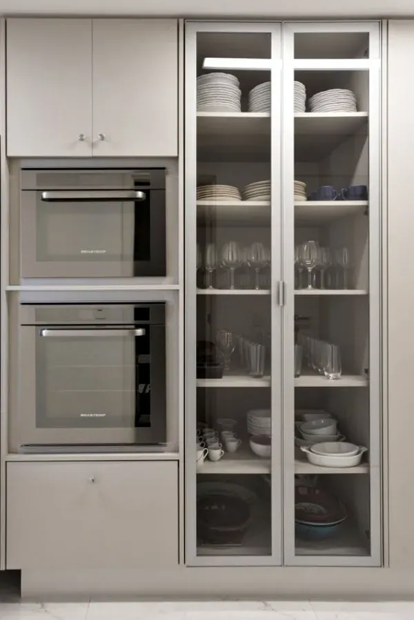 Casa Bonita: Armários de cozinha com porta de vidro