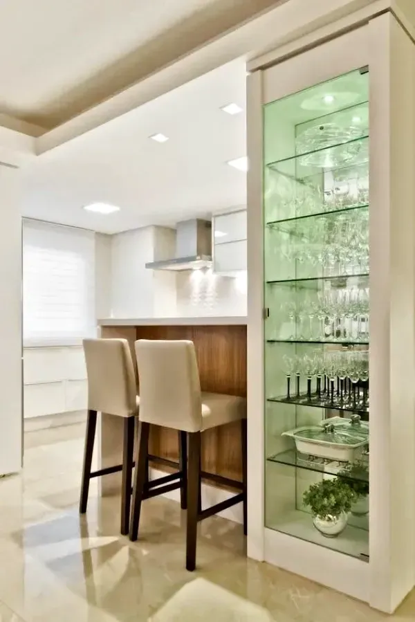 Casa Bonita: Armários de cozinha com porta de vidro