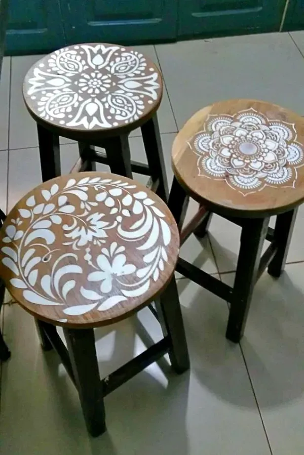Renovando os móveis usando o stencil ou adesivo