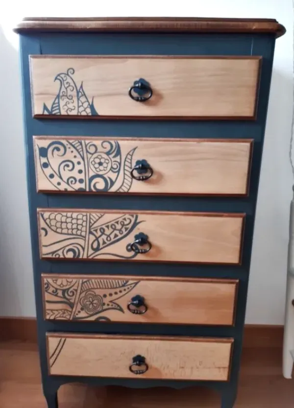 Renovando os móveis usando o stencil ou adesivo