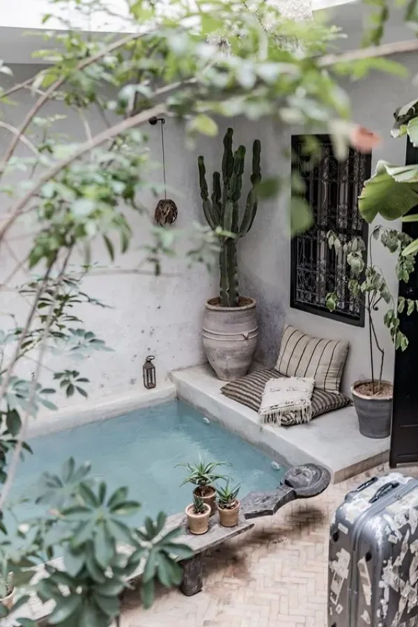 Transforme Seu Quintal: 18 Ideias de Mini Piscinas para Espaços Compactos
