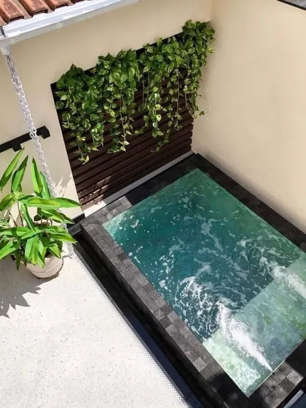 Transforme Seu Quintal: 18 Ideias de Mini Piscinas para Espaços Compactos