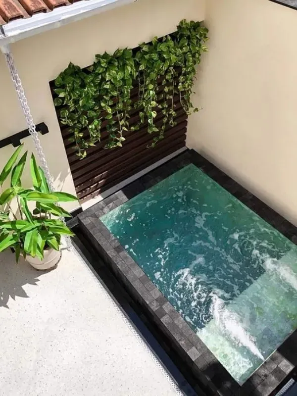 18 Ideias de mini piscinas que cabem no seu quintal