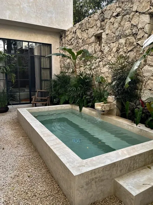 Transforme Seu Quintal: 18 Ideias de Mini Piscinas para Espaços Compactos
