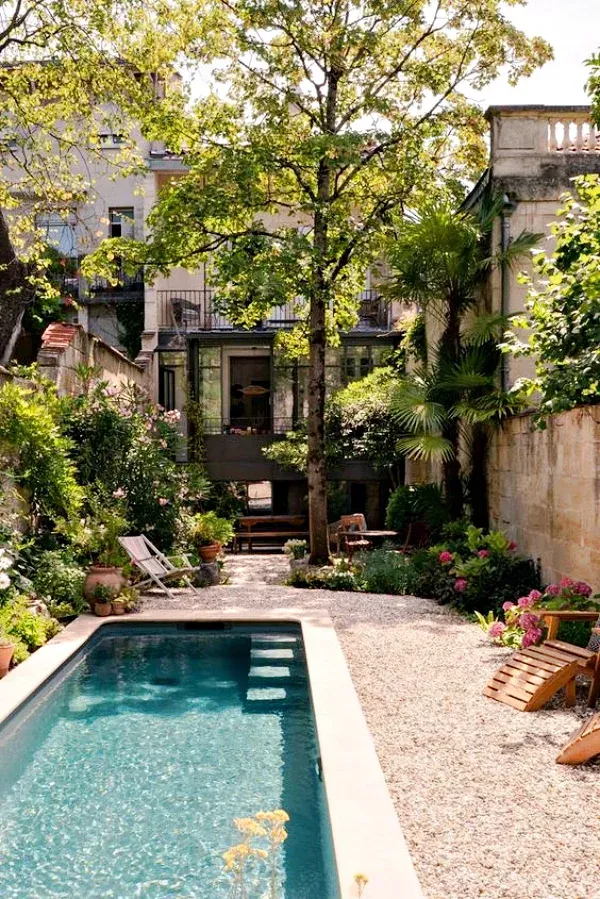 Transforme Seu Quintal: 18 Ideias de Mini Piscinas para Espaços Compactos