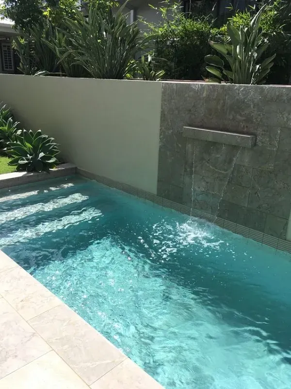 Transforme Seu Quintal: 18 Ideias de Mini Piscinas para Espaços Compactos