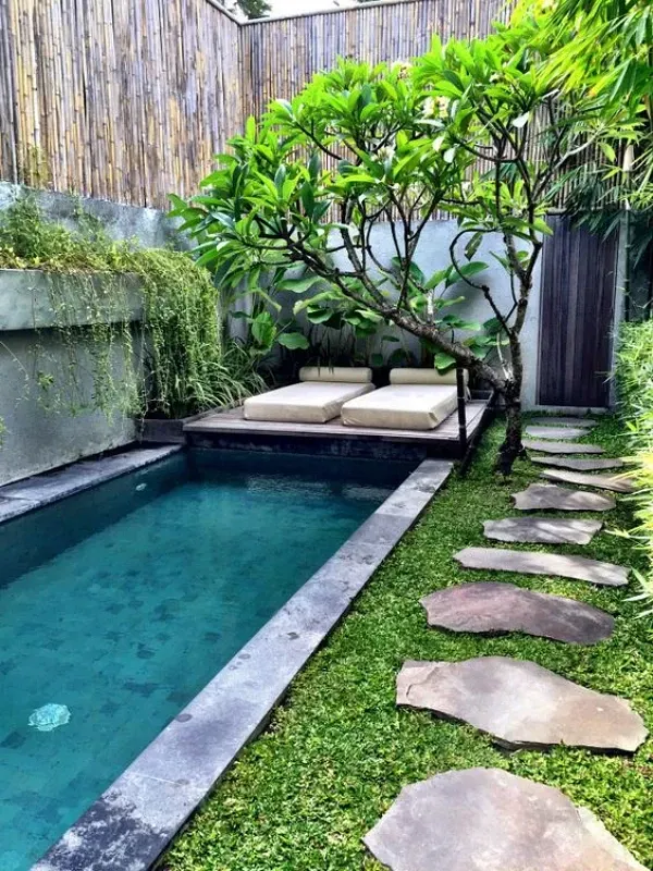 Transforme Seu Quintal: 18 Ideias de Mini Piscinas para Espaços Compactos