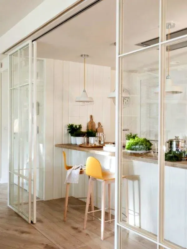 O uso das divisórias com vidros: luz natural e uma ótima vibe!