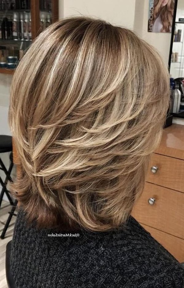 Bem na foto: Corte de cabelo médio em camadas