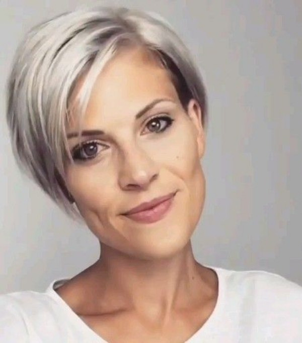 Corte para cabelos grisalhos ou brancos curtos feminino