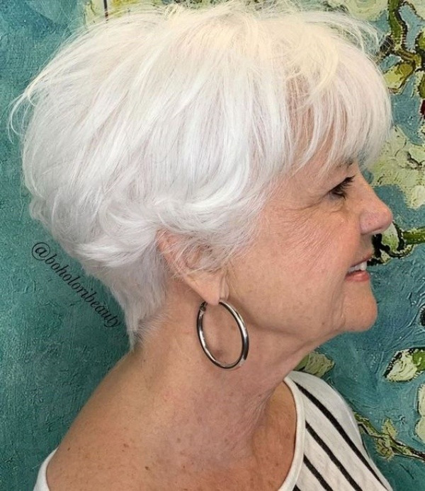 Corte para cabelos grisalhos ou brancos curtos feminino