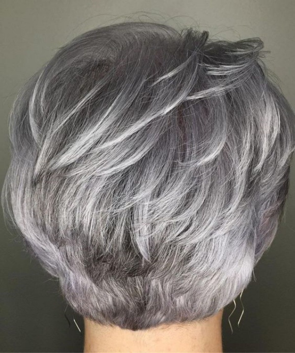 Corte para cabelos grisalhos ou brancos curtos feminino
