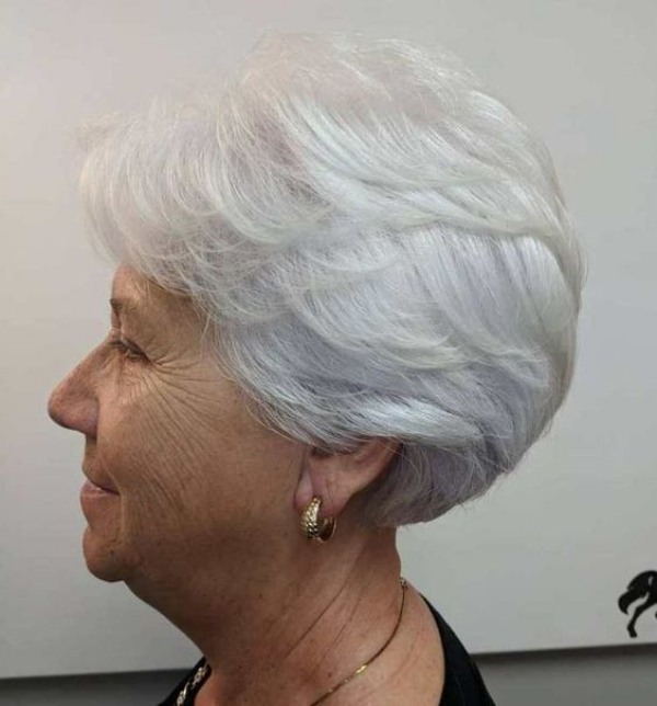 Corte para cabelos grisalhos ou brancos curtos feminino