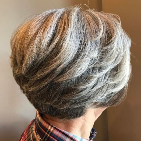 Corte para cabelos grisalhos ou brancos curtos feminino