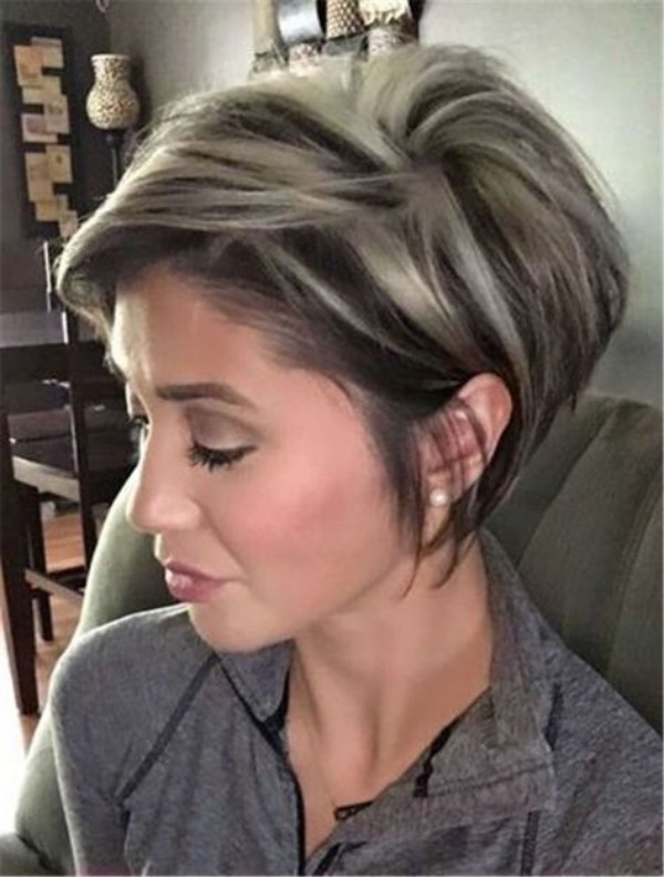 Corte para cabelos grisalhos ou brancos curtos feminino