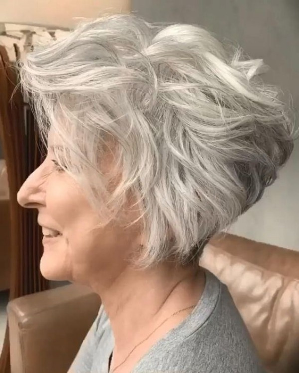 Corte para cabelos grisalhos ou brancos curtos feminino