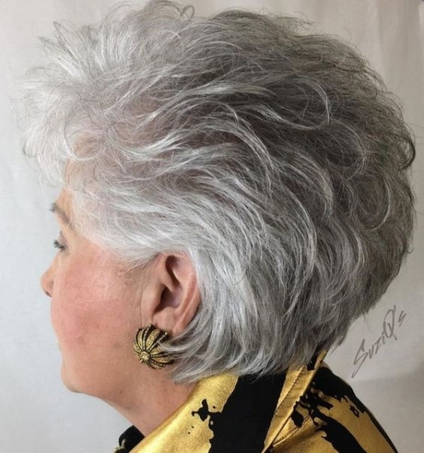 Corte para cabelos grisalhos ou brancos curtos feminino