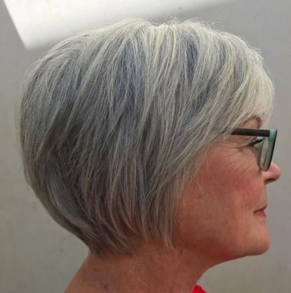 Corte para cabelos grisalhos ou brancos curtos feminino