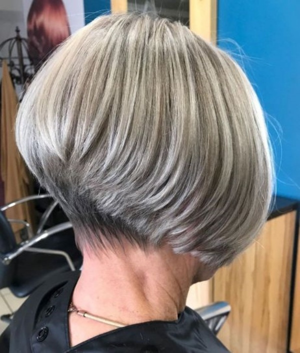 Corte para cabelos grisalhos ou brancos curtos feminino