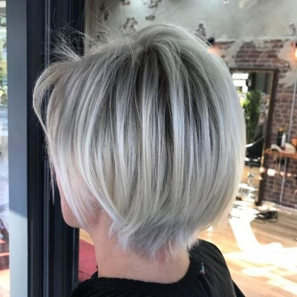 Corte para cabelos grisalhos ou brancos curtos feminino
