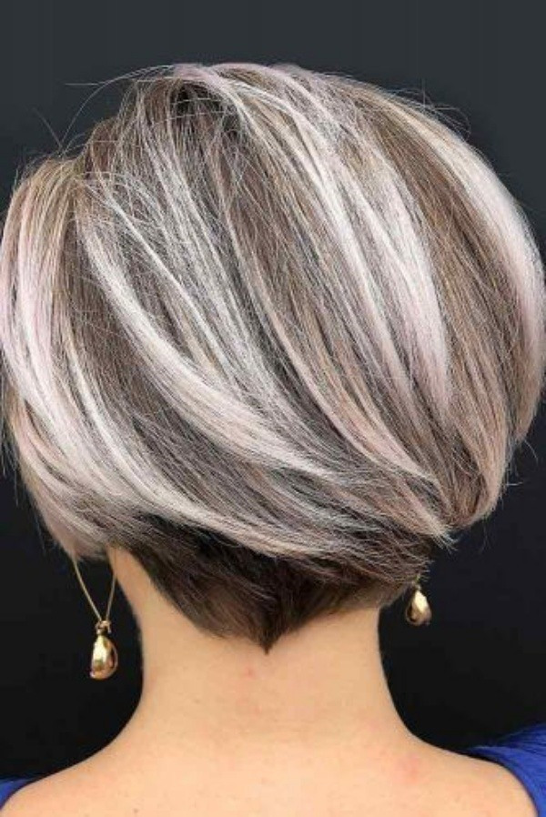 Corte para cabelos grisalhos ou brancos curtos feminino