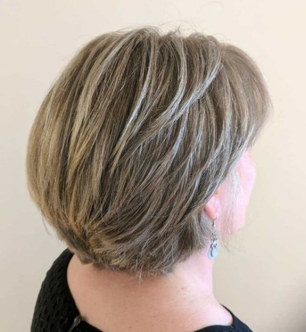 Corte para cabelos grisalhos ou brancos curtos feminino