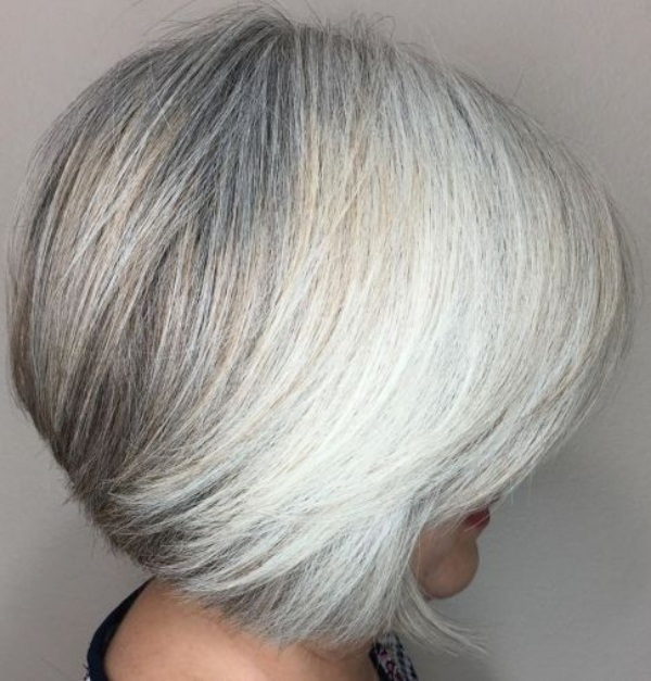 Corte para cabelos grisalhos ou brancos curtos feminino
