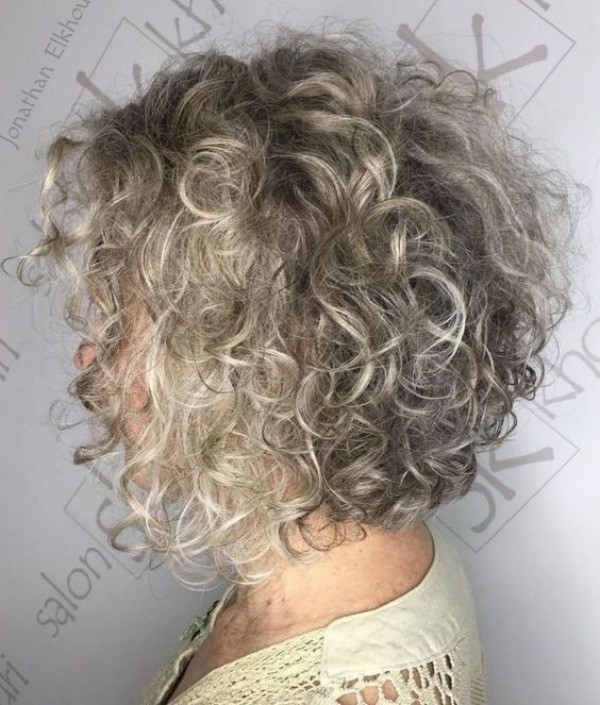 Corte para cabelos grisalhos ou brancos curtos feminino
