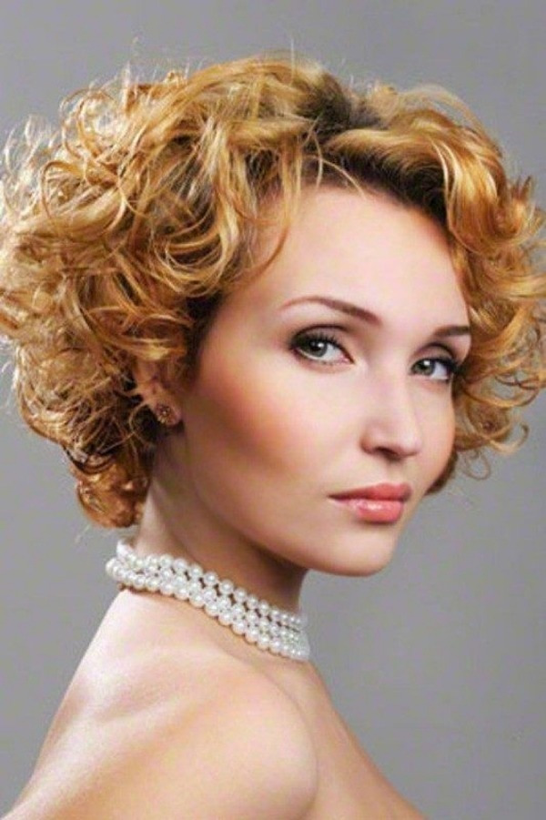 06-corte-cabelo-curto-com-cachos-para-senhoras